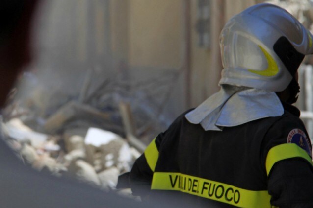 Sono 5 le vittime della furia omicida di un 40enne che ha ucciso i componenti della sua famiglia, ha appiccato un fuoco nel loro appartamento e poi si è suicidato lanciandosi dalla finestra. Al lavoro i vigili del fuoco per cercare eventuali superstiti.