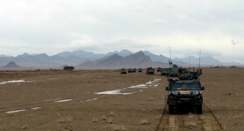 Erano militari del 66esimo Reggimento di stanza a Forlì, sono rimasti intrappolati nel veicolo sul quale viaggiavano durante l’attraversamento di un corso d’acqua. È rimasto ferito anche un quarto militare successivamente trasferito in un ospedale da campo. Il Presidente Giorgio Napolitano ha espresso il suo cordoglio per l’incidente avvenuto nei pressi di Shindand.