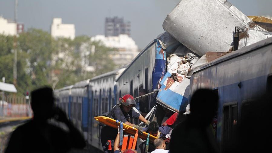 BUENOS AIRES UN CONVOGLIO NON SI FERMA IN STAZIONE E TRAVOLGE LA PIATTAFORMA