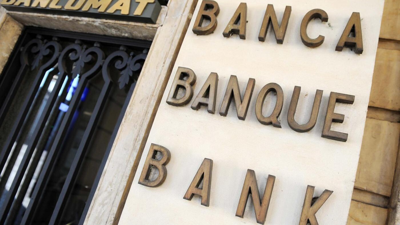 Gli istituti di credito fanno i loro conti e si schierano contro la nuova norma imposta dal Governo che garantisce conti a zero spese per i pensionati fino a 1500 euro al mese. Le banche contrarie anche ai nuovi provvedimenti in materia di mutui e commissioni sulle spese con carta elettronica.