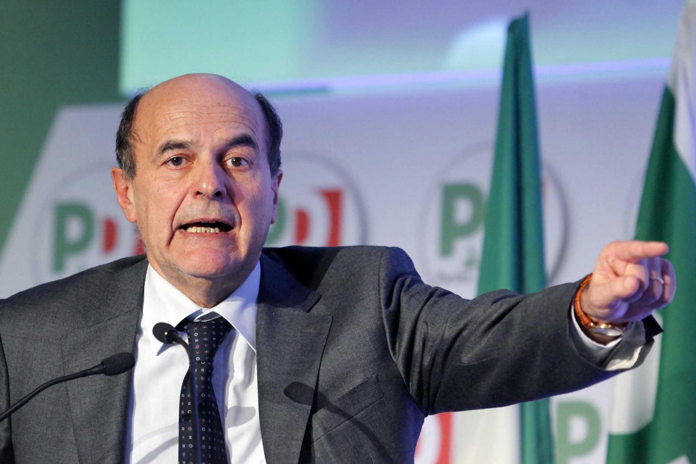 Dopo le ultime vicende parlamentari con il voto sulla responsabilità dei giudici e la decisione sul Cda della Rai, il segretario del Pd si scaglia contro il Pdl accusandolo di voler ricompattare la maggioranza con la Lega a scapito del Governo Monti.