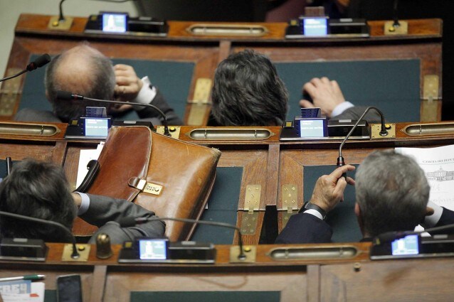 Con il voto a scrutinio segreto Montecitorio ha approvato un emendamento del leghista Pini con 264 voti favorevoli e 211 contrari, nonostante il parere negativo del Governo. Di Pietro parla di vendetta della casta contro i giudici mentre il Pd si scaglia contro il Pdl che aveva promesso di votare contro.