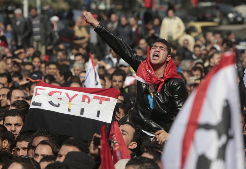 Per il secondo giorno consecutivo sono in corso gli scontri tra manifestanti e polizia al Cairo e, oltre ai numerosissimi feriti, si registrano almeno tre vittime. Sarebbero morti tutti a causa di colpi d’arma da fuoco. Il sangue però non ferma le proteste con i manifestanti che puntano il dito contro il governo e le forze di sicurezza.