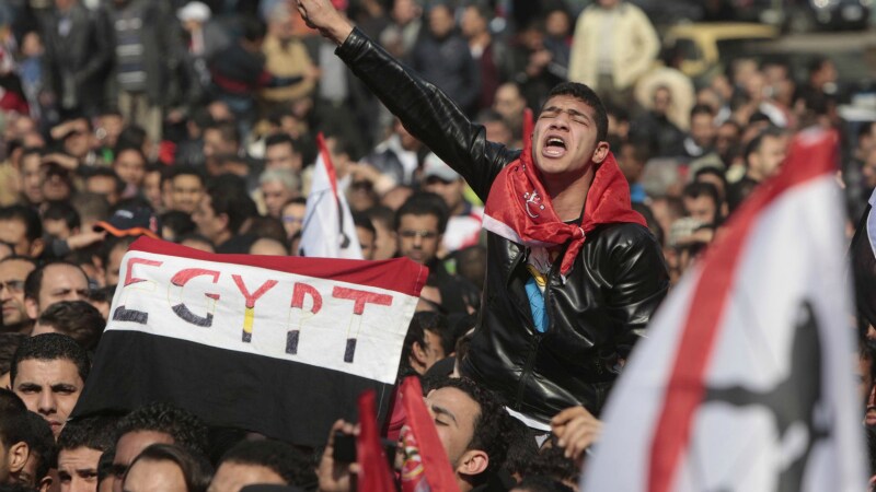 Per il secondo giorno consecutivo sono in corso gli scontri tra manifestanti e polizia al Cairo e, oltre ai numerosissimi feriti, si registrano almeno tre vittime. Sarebbero morti tutti a causa di colpi d’arma da fuoco. Il sangue però non ferma le proteste con i manifestanti che puntano il dito contro il governo e le forze di sicurezza.