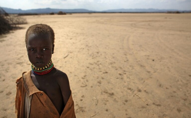 I numerosi popoli che vivono nella regione della bassa valle dell Omo sono da anni sotto la minaccia di perdere il proprio territorio e la propria libertà. E negli ultimi tempi il governo di Addis Abeba sta intensificando la repressione contro gli indigeni, con lo scopo di distruggerne i villaggi per ampliare le piantagioni di canna da zucchero.