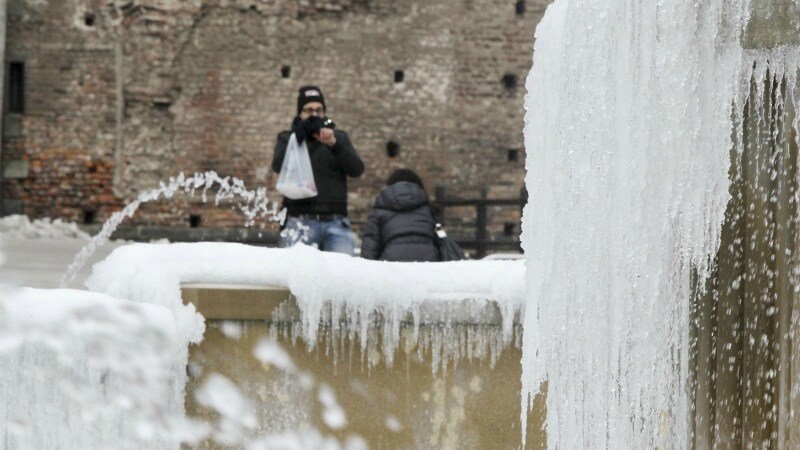 I meteorologi annunciano che il prossimo fine settimana sarà ancora più freddo degli ultimi giorni e la neve tornerà a cadere abbondante a Roma e nel Centro-Sud. Il premier Monti parla di “interventi più decisivi” mentre continua a salire il triste bilancio delle vittime del gelo.