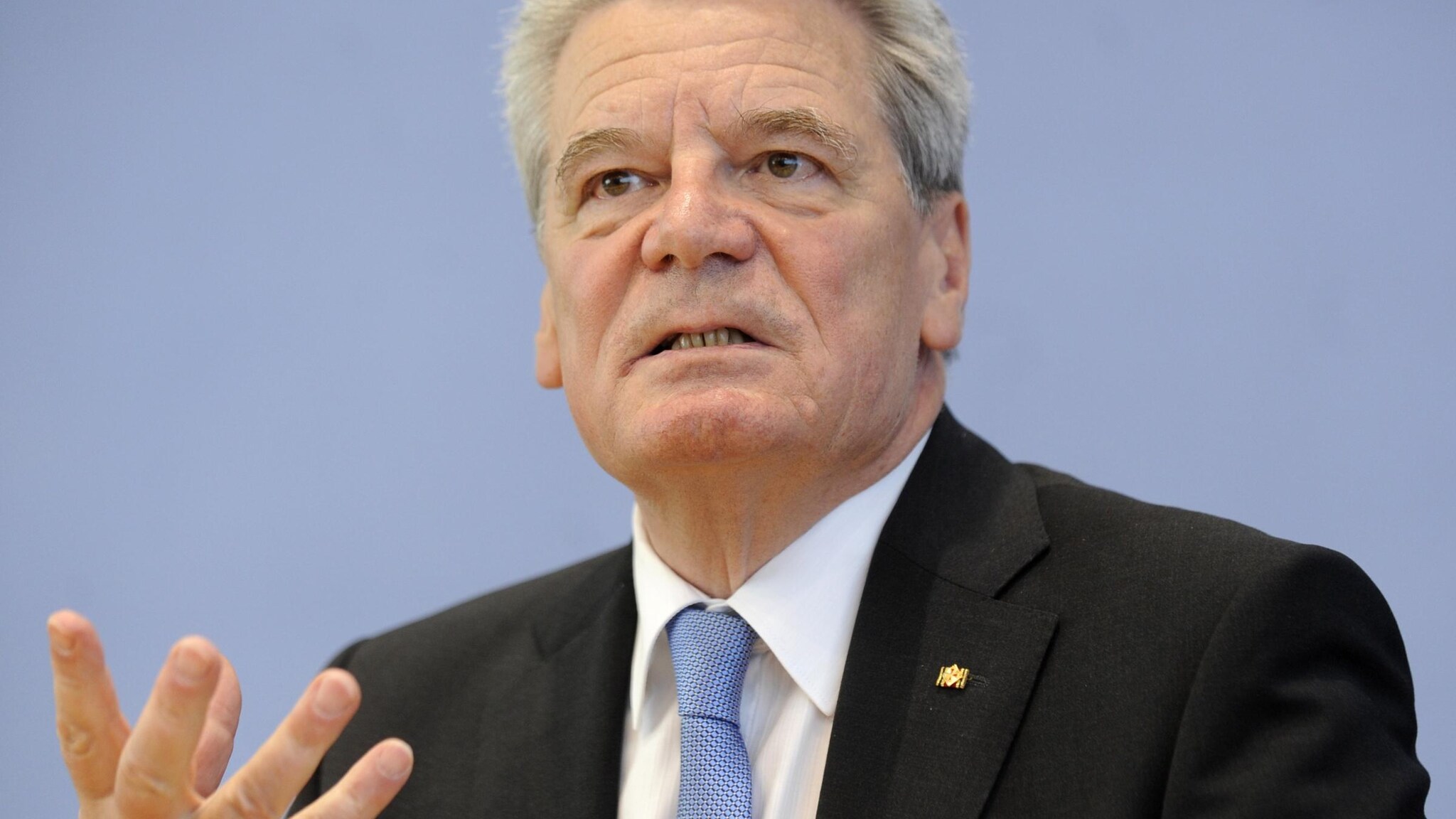 Il 72enne attivista dei diritti umani e oppositore del regime comunista nella ex Ddr, sarà il nuovo Capo dello stato tedesco. La nomina dell'assemblea dei grandi elettori avverrà nei prossimi giorni ma l'accordo tra la Merkel e i partiti di opposizione assicurano una maggioranza decisiva.