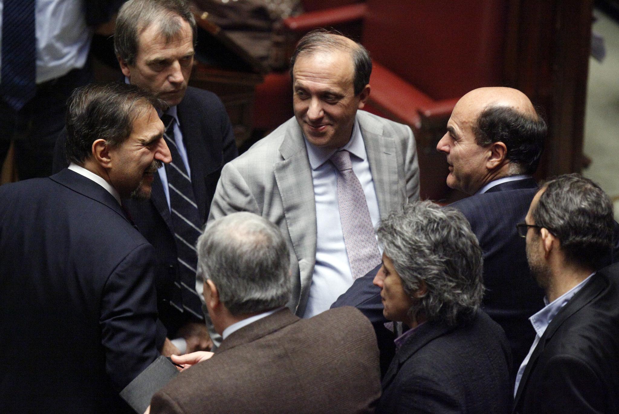 I due maggiori partiti in Parlamento hanno fatto un primo passo verso un'intesa comune per il superamento del Porcellum dopo la bocciatura dei quesiti referendari. L'accordo punta a modificare l'attuale legge elettorale e alla riforma istituzionale con progetti condivisi, ma l'Idv fa già sapere di non apprezzare intese da sottoscala.
