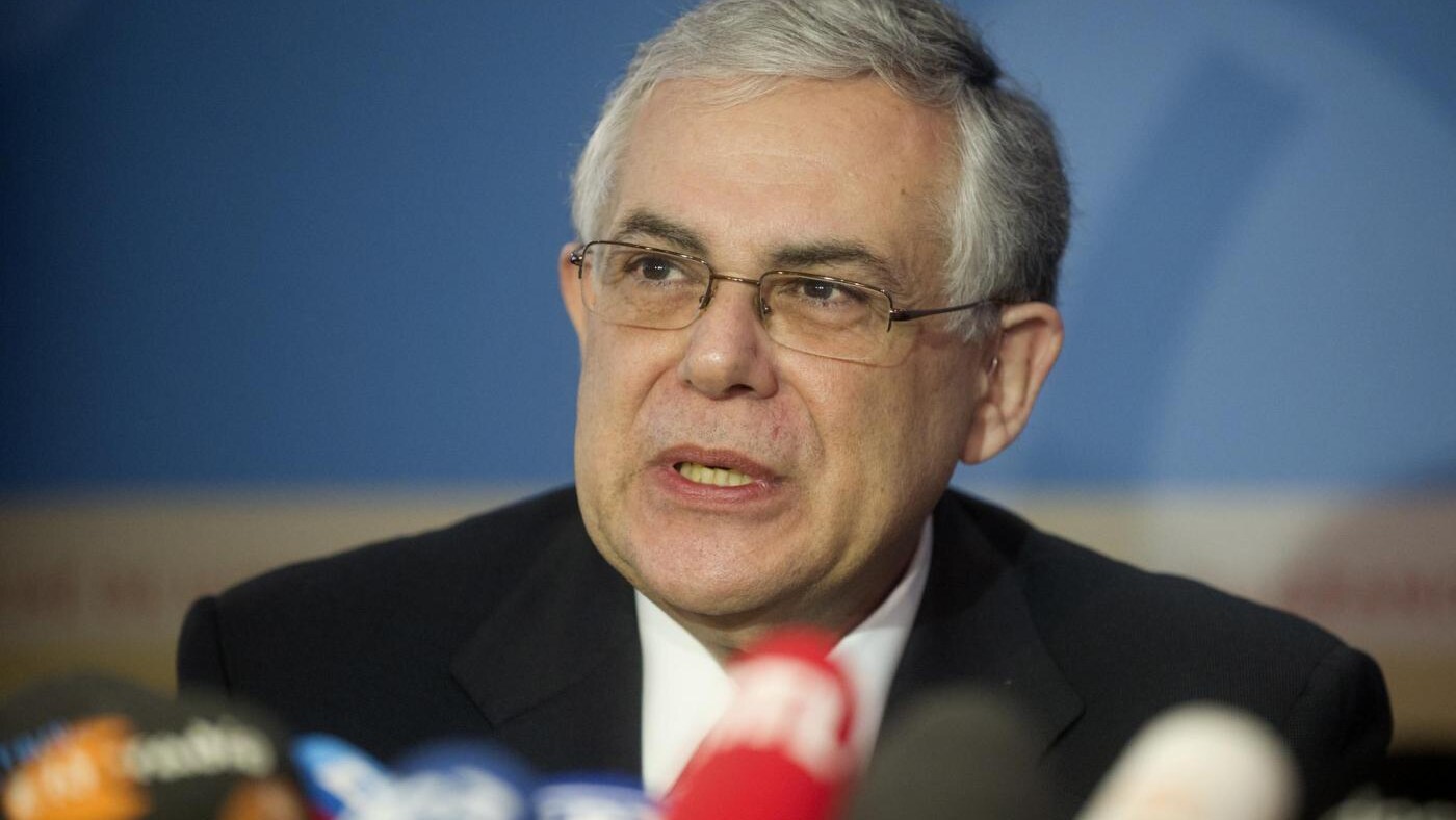 Dopo la fumata nera di ieri, prosegue la trattativa tra Governo greco e partiti politici per arrivare ad un accordo sul piano delle riforme strutturali chieste dalla Troika per sbloccare i 130 miliardi di euro di aiuti. Se l'intesa non arriverà a breve, il pericolo fallimento si realizzerà presto.