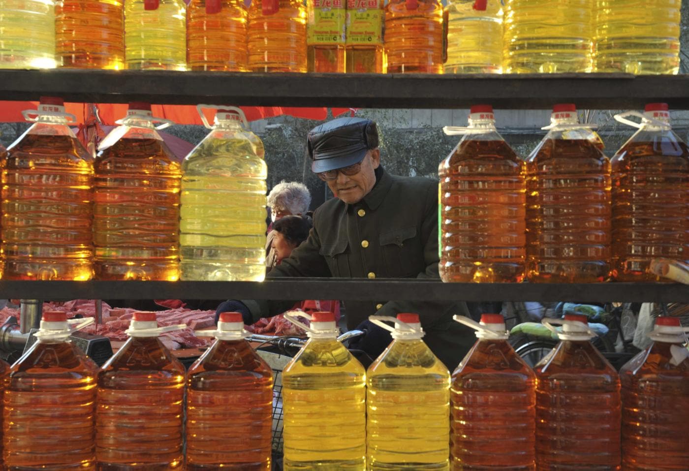 I benefici derivanti dal corretto smaltimento dell olio alimentare sono importantissimi sia per l'ambiente sia per l'economia, ormai grazie ai residui delle nostre cucine sarà possibile illuminare le strade, fare il pieno agli autobus e riscaldare le scuole.