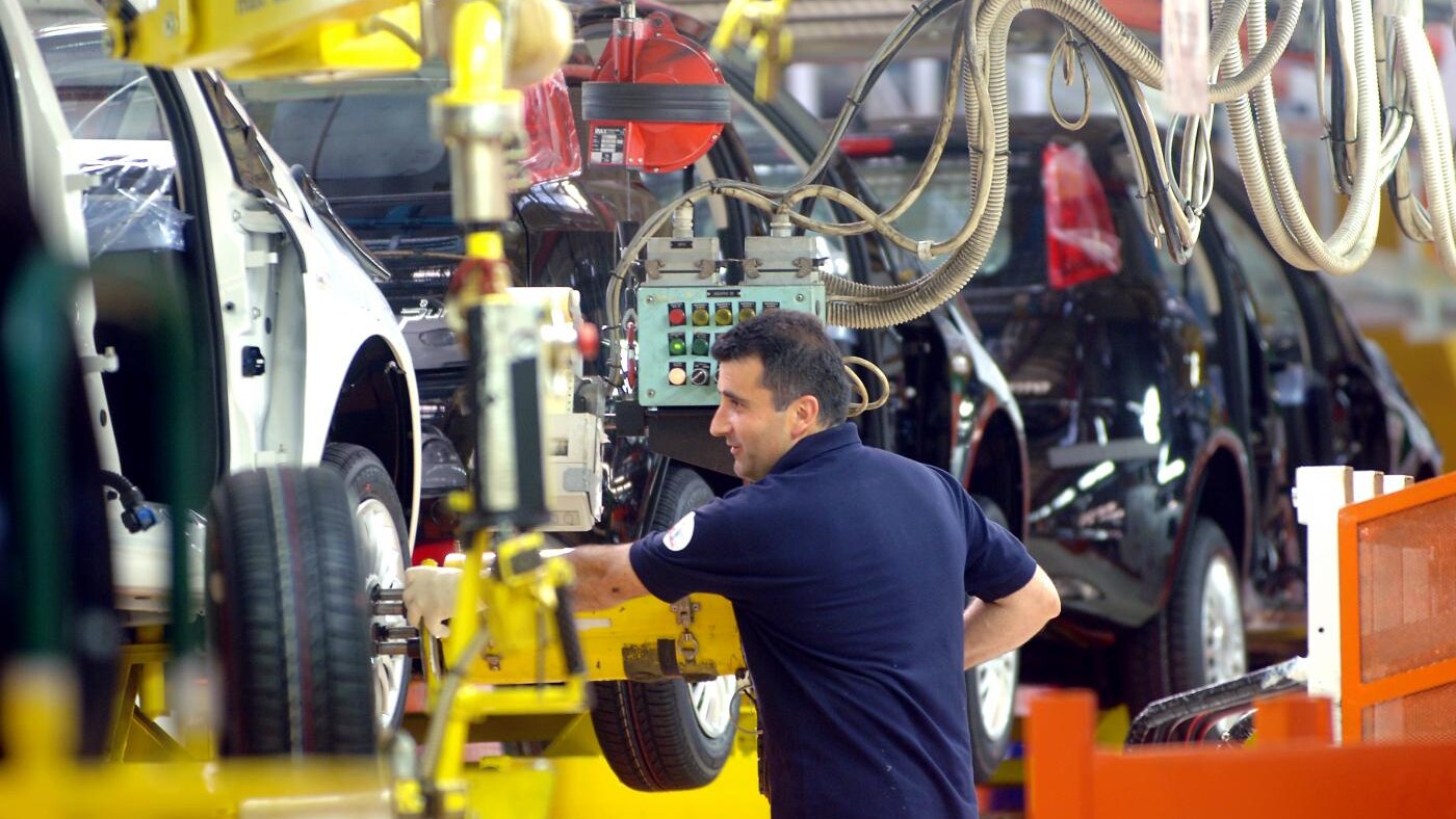 Un operaio in fabbrica