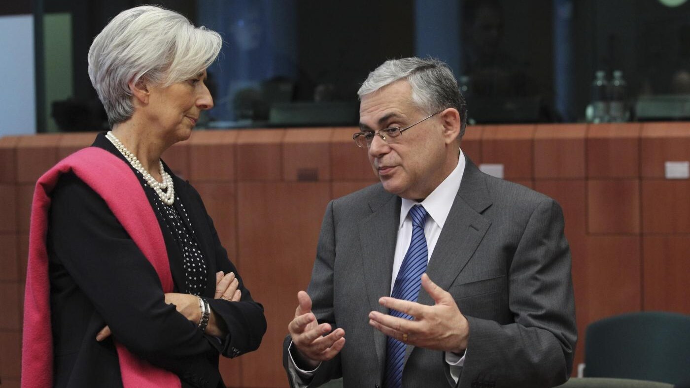 I ministri delle Finanze dell'Eurogruppo, dopo una lunga notte di contrattazione, hanno dato il loro assenso allo sblocco dei fondi per Atene che, però, dovrà subire una controllo molto stringente da pare della Troika sui suoi conti pubblici.