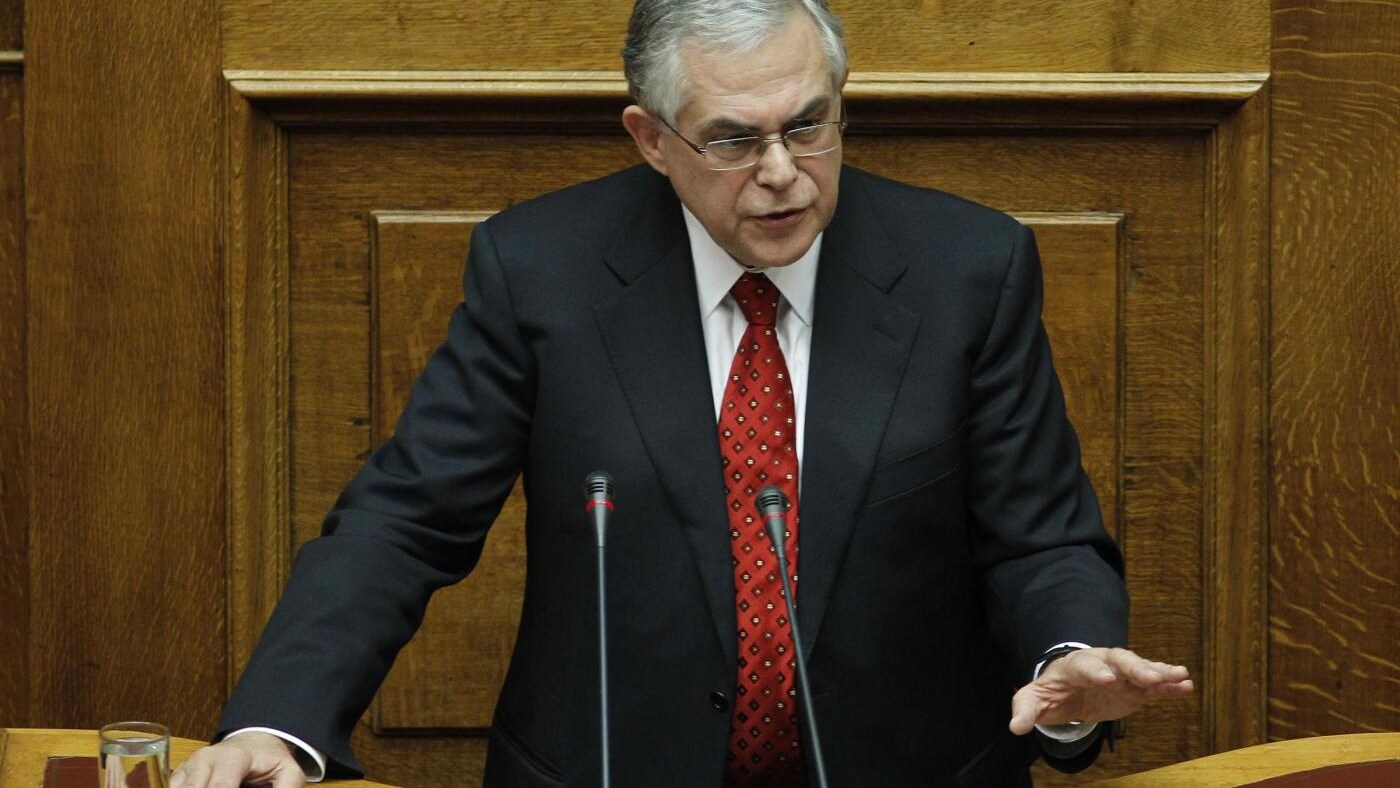 Mentre l'esecutivo perde pezzi con l'abbandono di alcuni Ministri attesa febbrile per il voto di domani in Parlamento dove non pochi politici hanno minacciato il voto contrario. Papademos prevede caos incontrollato nel Paese in caso di no, ma le proteste di Piazza continuano senza sosta