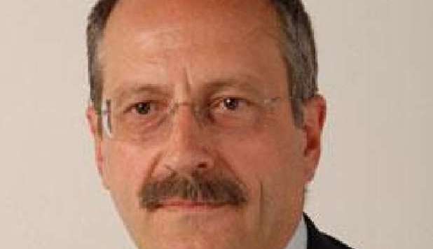 Singolare la vicenda immobiliare che ha visto protagonista il parlamentare del Pdl che in un solo giorno è riuscito ad acquistare con la sua società un palazzo nel centro di Roma per poi rivenderlo all'Ente degli psicologi ad un valore quasi raddoppiato, riuscendo ad incassare un guadagno di 18 milioni e senza sborsare un euro.
