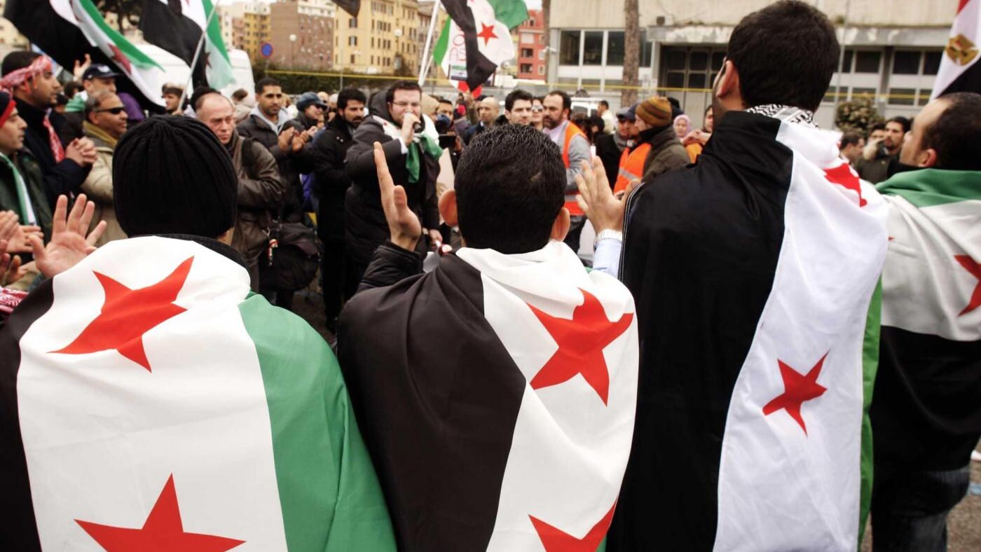 Il popolo siriano è stato chiamato ieri a esprimersi sulla nuova costituzione voluta dal Presidente Assad in materia di partecipazione politica e riforme istituzionali, mentre nel Paese sono continuati i bombardamenti e gli scontri che durano da mesi e che ieri hanno fatto almeno 30 vittime. Le opposizioni hanno boicottato il voto e puntano alla cacciata del Presidente.