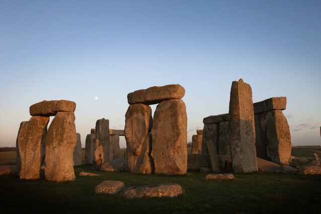 Recentemente due esperti sono tornati sulla questione della provenienza dei megaliti più famosi del mondo verificando che gli enormi blocchi rocciosi provengono effettivamente da un sito del Galles, posto a più di duecento chilometri di distanza da Stonehenge. E resta aperto il dibattito sulle modalità di trasporto.