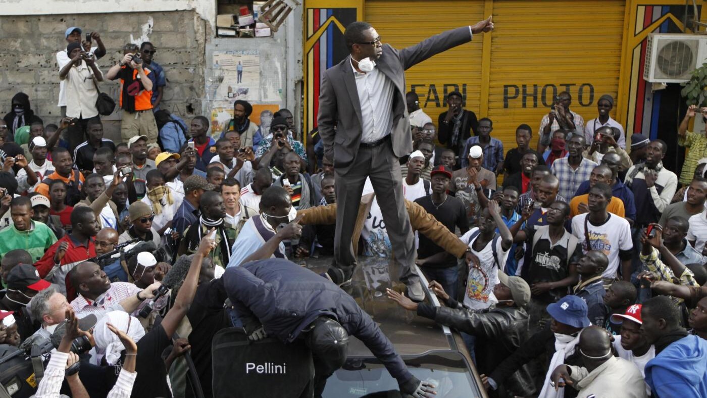 Continuano le manifestazioni di protesta a Dakar contro la ricandidatura del presidente uscente Abdoulaey Wade. Nel corso di una protesta non autorizzata è rimasto lievemente ferito anche il cantante Youssou N'dour escluso dalla corsa alle presidenziali.