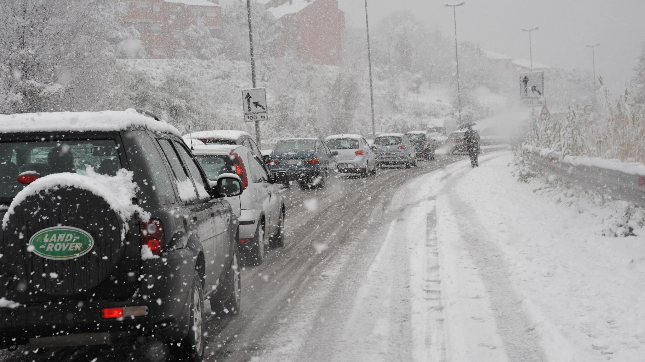 Le temperature hanno sfiorato i 30 gradi sotto lo zero e lui non aveva altro che qualche bibita e un sacco a pelo. È stato ritrovato per caso da un passante dopo due mesi e, quasi senza forze, ha raccontato la sua storia incredibile, per tutto il tempo avrebbe mangiato solo la neve che entrava in auto. Nessuno aveva denunciato la sua scomparsa.