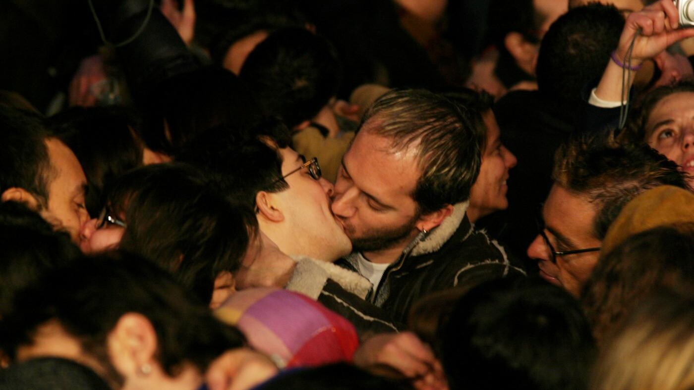 bacio collettivo a modena