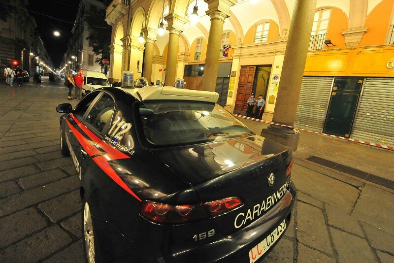 Ha confessato l’assassino di Moreno De Lillo, vittima ieri sera di un operaio 23enne che, per gelosia, l’ha attirato in strada a Rivoli per poi colpirlo ripetutamente con un coltello. L’assassino è stato rintracciato dai Carabinieri e a questi ha confessato il delitto: avrebbe ucciso l’uomo perché era innamorato della sua compagna.