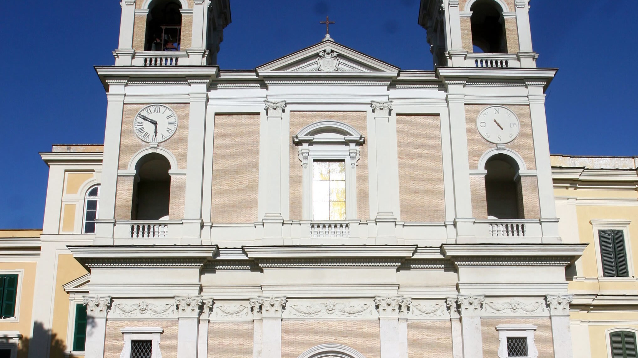 Il Consiglio permanente della Conferenza episcopale italiana impone nuove regole per l'ingresso nelle chiese, vietando qualsiasi biglietto per l'accesso alle strutture anche in caso di flussi turistici rilevanti, ma lascia libertà di poter imporre un prezzo per l'accesso alle strutture collegate come chiostri campanili e cripte.