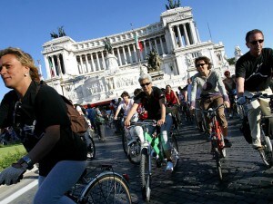 Sull’onda del Times di Londra 40 blogger italiani hanno lanciato un appello a favore di chi sceglie la bici per spostarsi in città. In tantissimi stanno aderendo in queste ore per spingere le istituzioni a fare qualcosa per evitare quella che in Italia è una vera e propria strage. Immediatamente sono nati gruppi su Facebook mentre su Twitter esplode l’hashtag #salvaiciclisti.