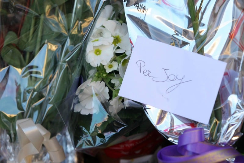 Sono in tanti oggi al Verano per partecipare ai funerali dei due cinesi uccisi lo scorso 4 gennaio a Torpignattara: la vedova e madre Lian è affranta dal dolore e più volte si è lasciata andare alla disperazione: “Mi hanno distrutto la famiglia, che vivo a fare?”. Roma, a lutto cittadino, continua a chiedere giustizia.