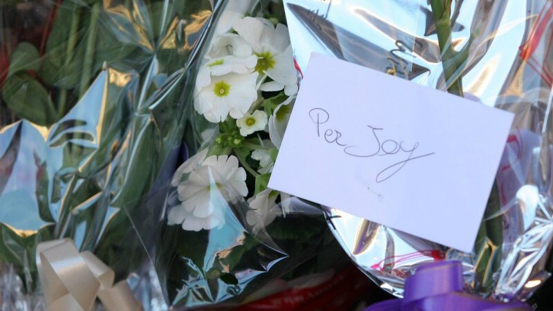 Sono in tanti oggi al Verano per partecipare ai funerali dei due cinesi uccisi lo scorso 4 gennaio a Torpignattara: la vedova e madre Lian è affranta dal dolore e più volte si è lasciata andare alla disperazione: “Mi hanno distrutto la famiglia, che vivo a fare?”. Roma, a lutto cittadino, continua a chiedere giustizia.