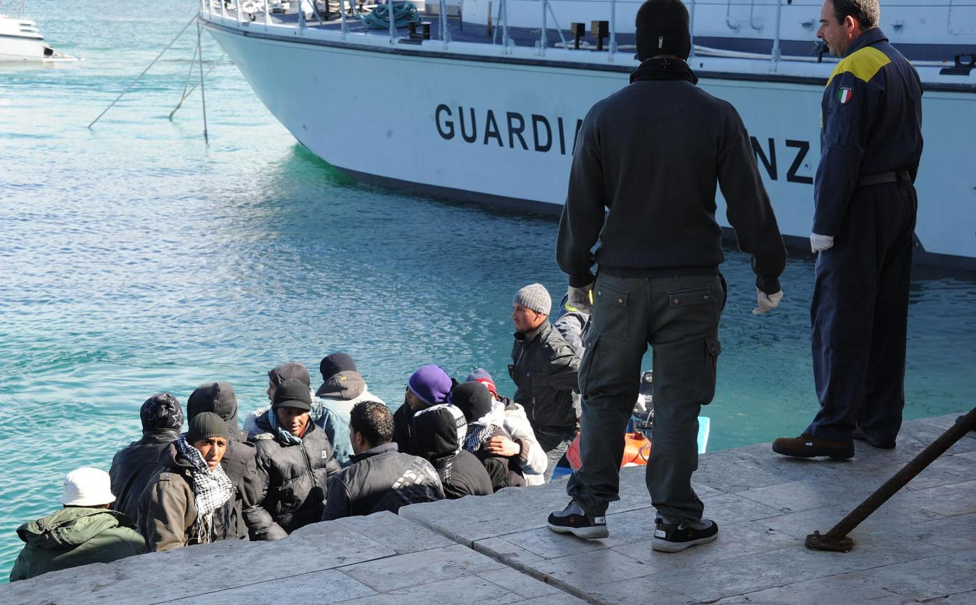 La sentenza di Strasburgo che condanna l'Italia per i respingimenti dei migranti riporta al centro del dibattito politico il tema delle politiche dell'immigrazione, dalle accuse di "buonismo peloso" fatte da Maroni, alle proposte di abolizione del reato di immigrazione clandestina della Finocchiaro.