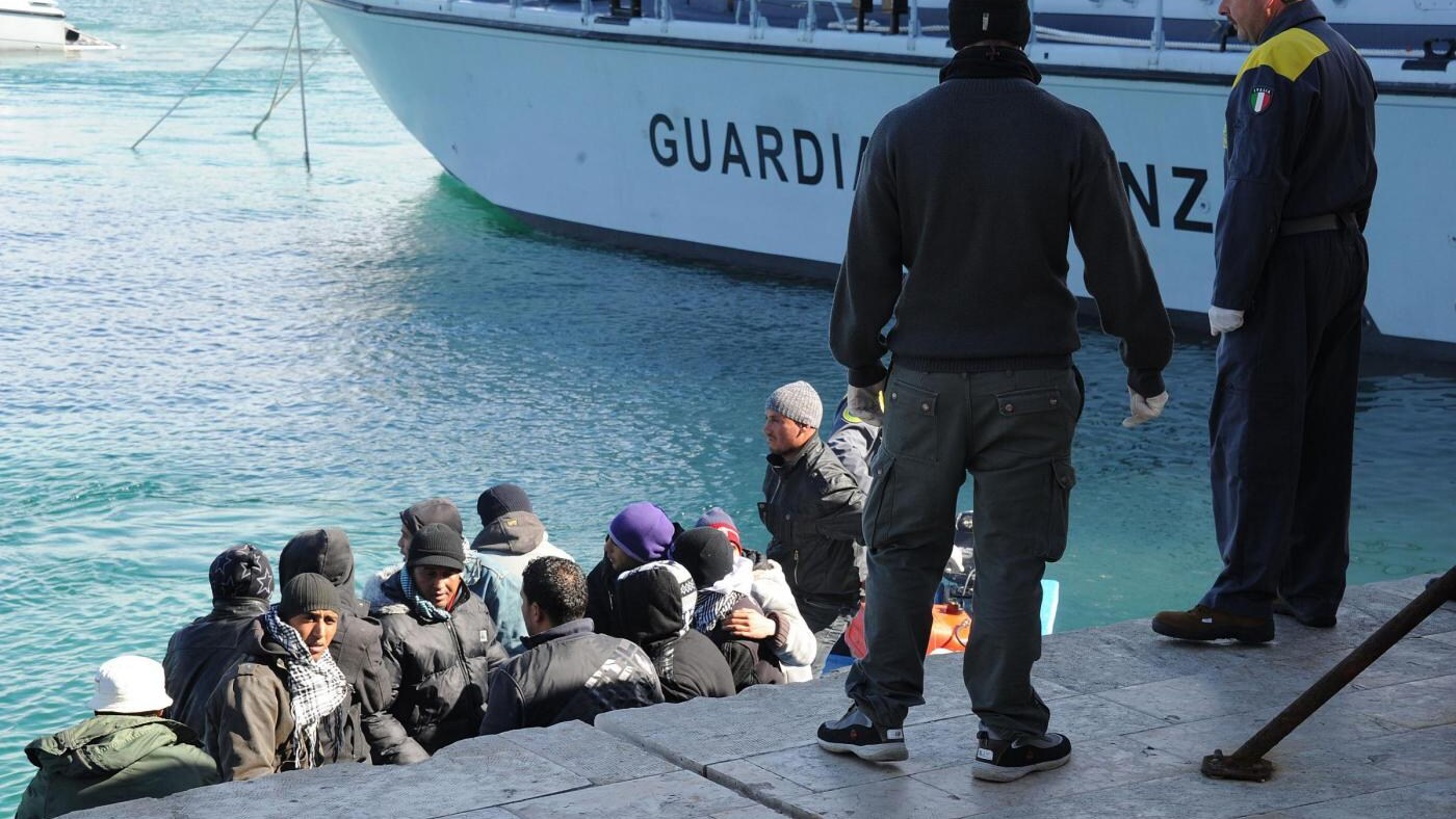 La sentenza di Strasburgo che condanna l'Italia per i respingimenti dei migranti riporta al centro del dibattito politico il tema delle politiche dell'immigrazione, dalle accuse di "buonismo peloso" fatte da Maroni, alle proposte di abolizione del reato di immigrazione clandestina della Finocchiaro.