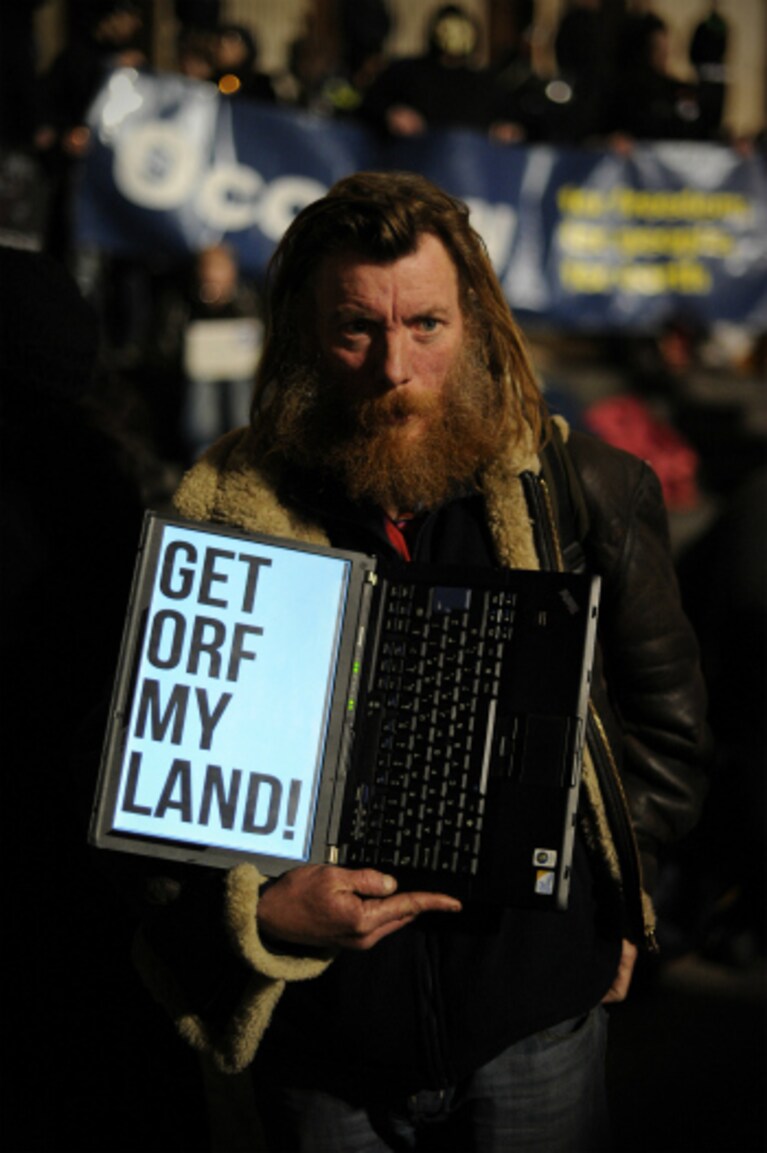 Una decisione nata dalla sentenza dell’Alta Corte e accolta pacificamente dagli indignados londinesi. Nella notte sono state sgomberate almeno 50 tende e solo un gruppo di manifestanti avrebbe opposto resistenza. In America, invece, scontri tra polizia e manifestanti di Occupy Oakland.