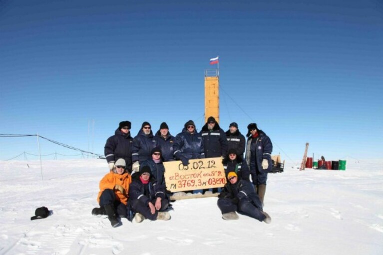 Il lago Vostok ha da sempre attirato non solo l interesse degli studiosi ma anche la curiosità di appassionati di misteri, tra misteri preistorici ed enigmi recenti, tra UFO e resti genetici di Hitler, sono fin troppe le dicerie che hanno riguardato il più grande tra i laghi subglaciali dell'Antartide che, finalmente, è stato raggiunto dai ricercatori russi che, per anni, hanno scavato gli oltre tre chilometri che costituiscono il suo strato di isolamento dal mondo.