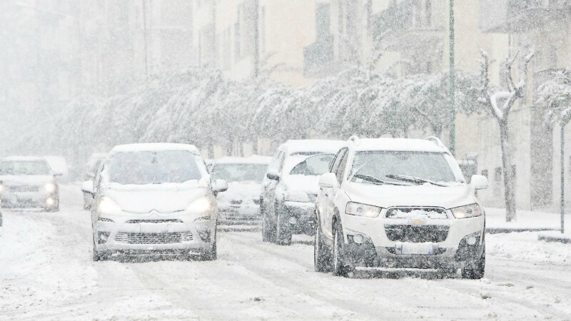 Le temperature in diverse zone d’Italia sotto lo zero, in Liguria in particolare il termometro segna -21gradi. La neve continua a scendere e al Sud si registrano diversi disagi sulle strade. Paura in Val d’Aosta dove è crollato il tetto di una scuola elementare. A Roma scuole chiuse per il terzo giorno.