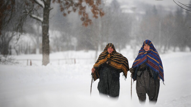 In alcuni paesi le temperature sono scese fino a 30 gradi sotto zero e la situazione è particolarmente critica in Ucraina dove si registrano almeno 43 decessi, a morire tanta gente senza fissa dimora. Secondo le previsioni nei prossimi giorni farà ancora più freddo.