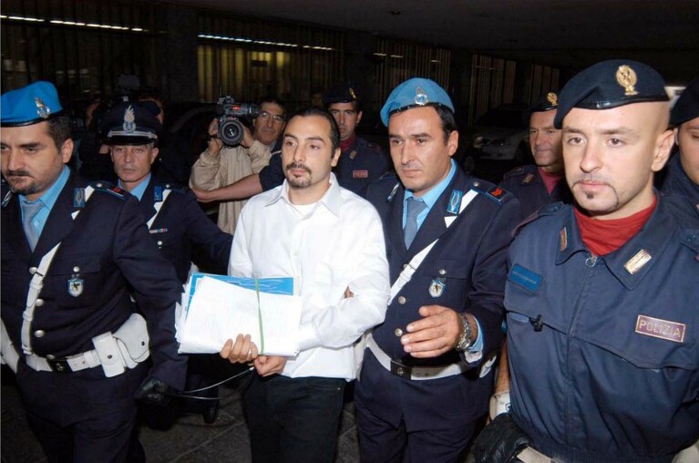 Secondo Flaviana Cassetta i responsabili della morte del figlio furono le Bestie di Satana. Nell’ottobre scorso il gip aveva però archiviato il caso del giovane escludendo il coinvolgimento della setta. La donna è stata trovata impiccata nel suo bagno.