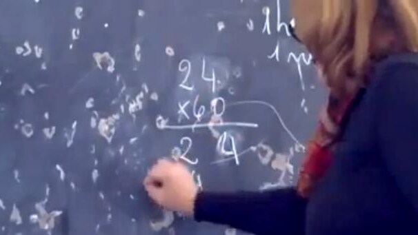 Professoressa sbaglia alla lavagna