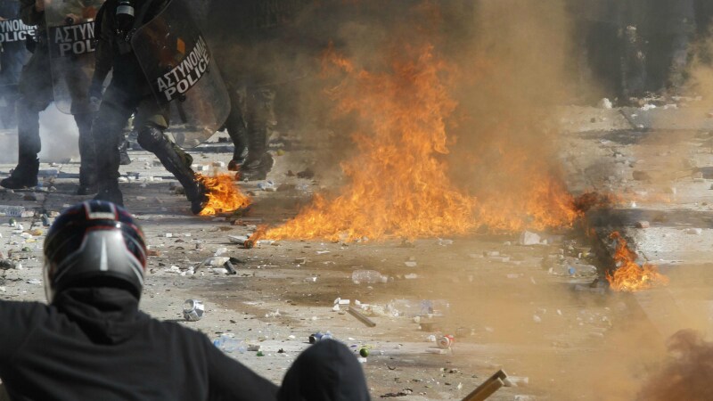 Sale la tensione in Grecia a causa delle nuove misure di austerità necessarie per evitare il dafault: ad Atene, in piazza Syntagma, sono protagonisti gli scontri a colpi di bombe incendiarie e lacrimogeni, tra i dimostranti e i poliziotti mentre, sul piano politico, il partito di destra Laos decide di dire “no” alle richieste della troika.