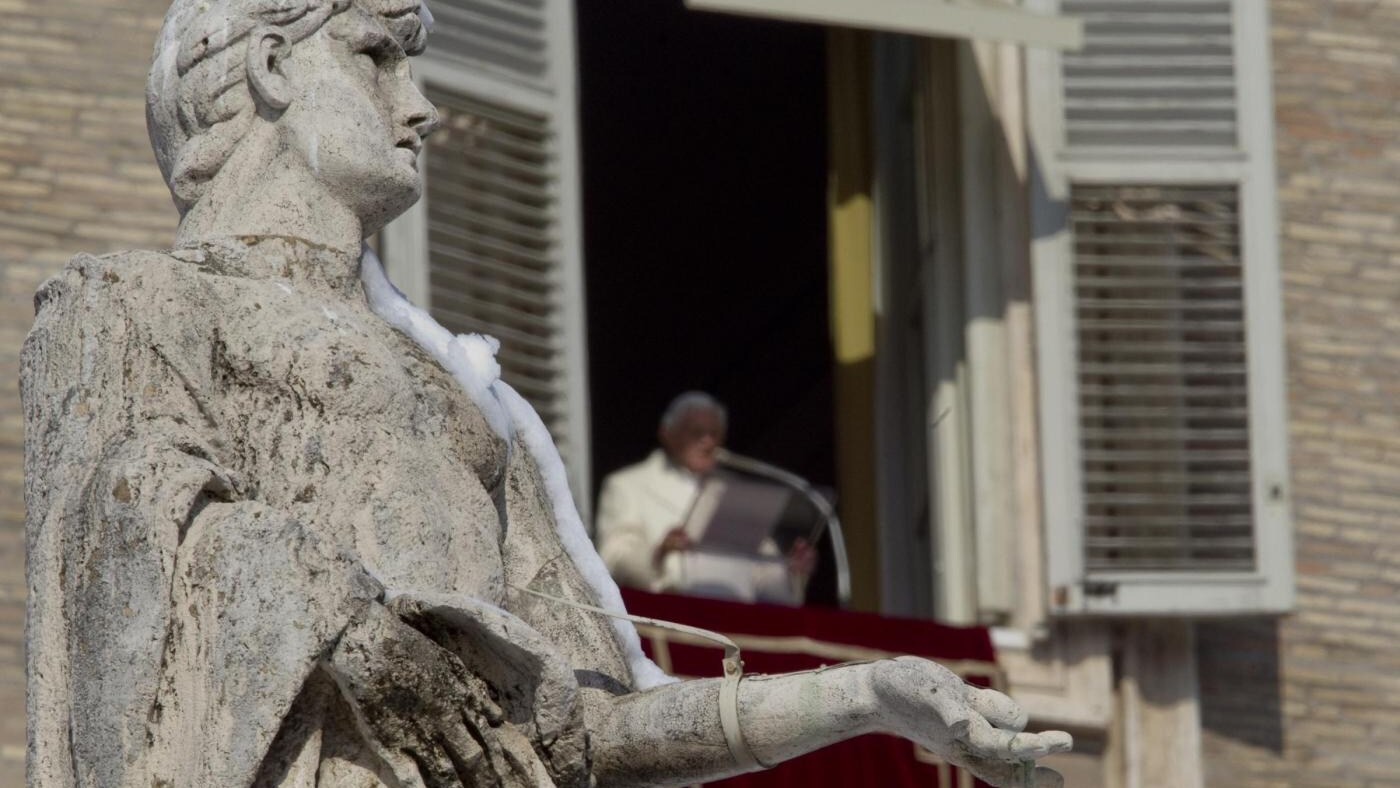 Il Fatto pubblica una lettera del Cardinale Castrillón indirizzata alla Santa Sede, la missiva riservata e confidenziale denuncia le parole dell'arcivescovo di Palermo Paolo Romeo che in un incontro a Pechino avrebbe annunciato chiaramente la morte del Papa entro la fine di quest'anno facendo temere un complotto ai danni del Pontefice.