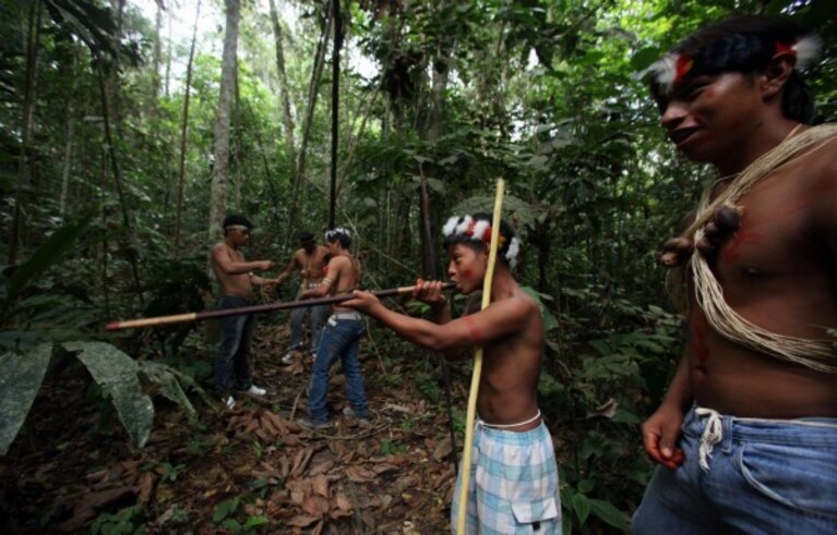 Il Parco Nazionale Yasunì, in Ecuador, è una delle aree a maggiore biodiversità del pianeta, riserva mondiale della biosfera UNESCO. I giacimenti petroliferi del suo sottosuolo minacciavano questo immenso patrimonio ambientale che, fortunatamente, per il momento è salvo, assieme ai suoi abitanti, grazie all iniziativa del Presidente Rafael Correa.