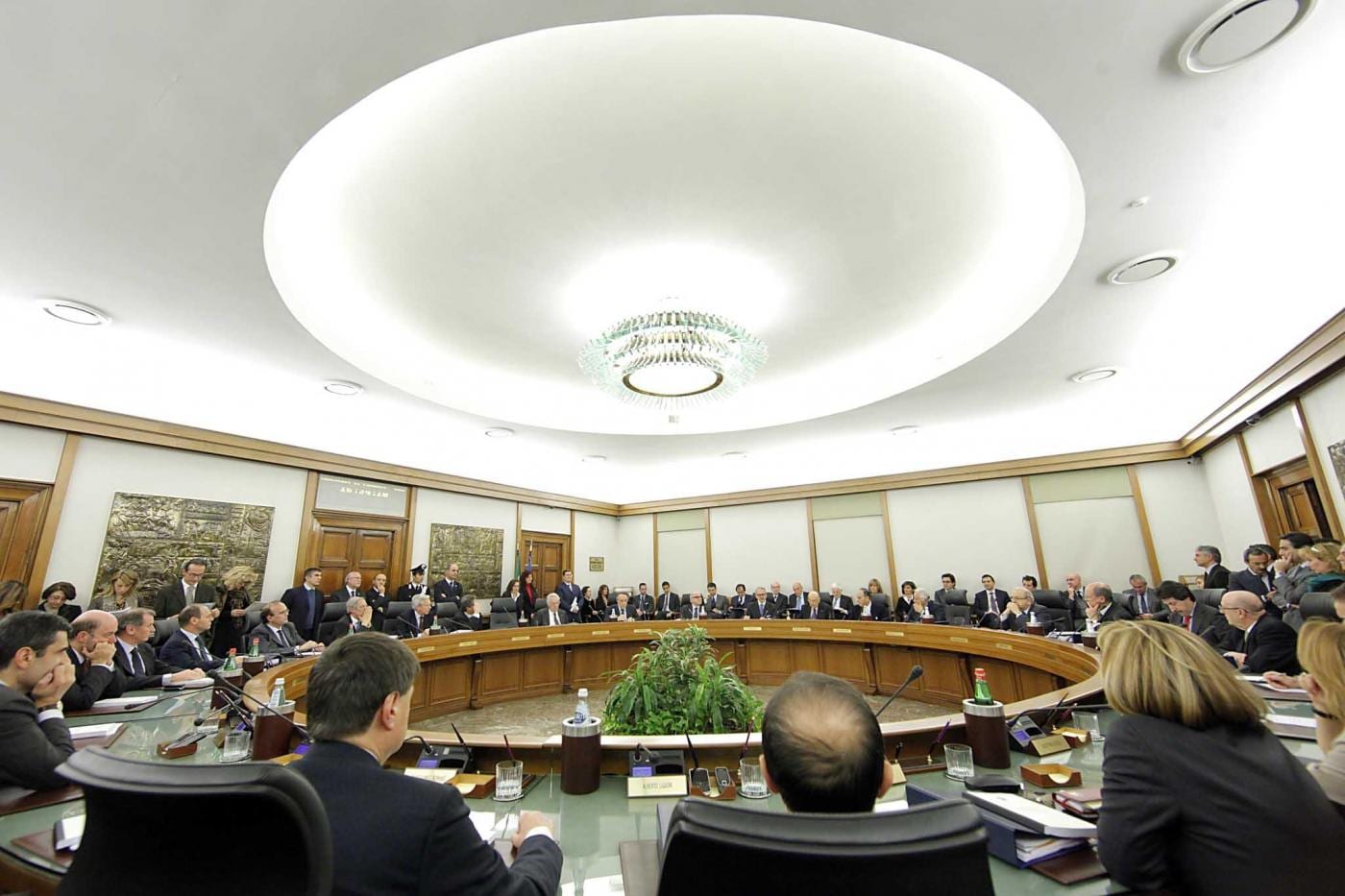 Il Consiglio Superiore della Magistratura con una delibera ha bocciato l'emendamento che introduce la responsabilità diretta dei giudici in caso di errore, avvertendo che è in pericolo l'autonomia della magistratura.