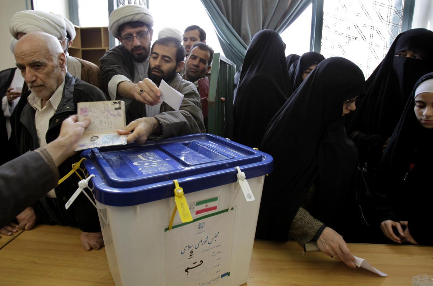 Ieri sera si sono chiusi i seggi elettorali per le elezioni del nuovo parlamento iraniano, secondo i dati ufficiali affluenza oltre il 65%. Dalle prime notizie non ufficiali invece si prospetta una vittoria dei tradizionalisti legati alla Guida suprema Ali Khamenei contro gli esponenti del Presidente in carica.