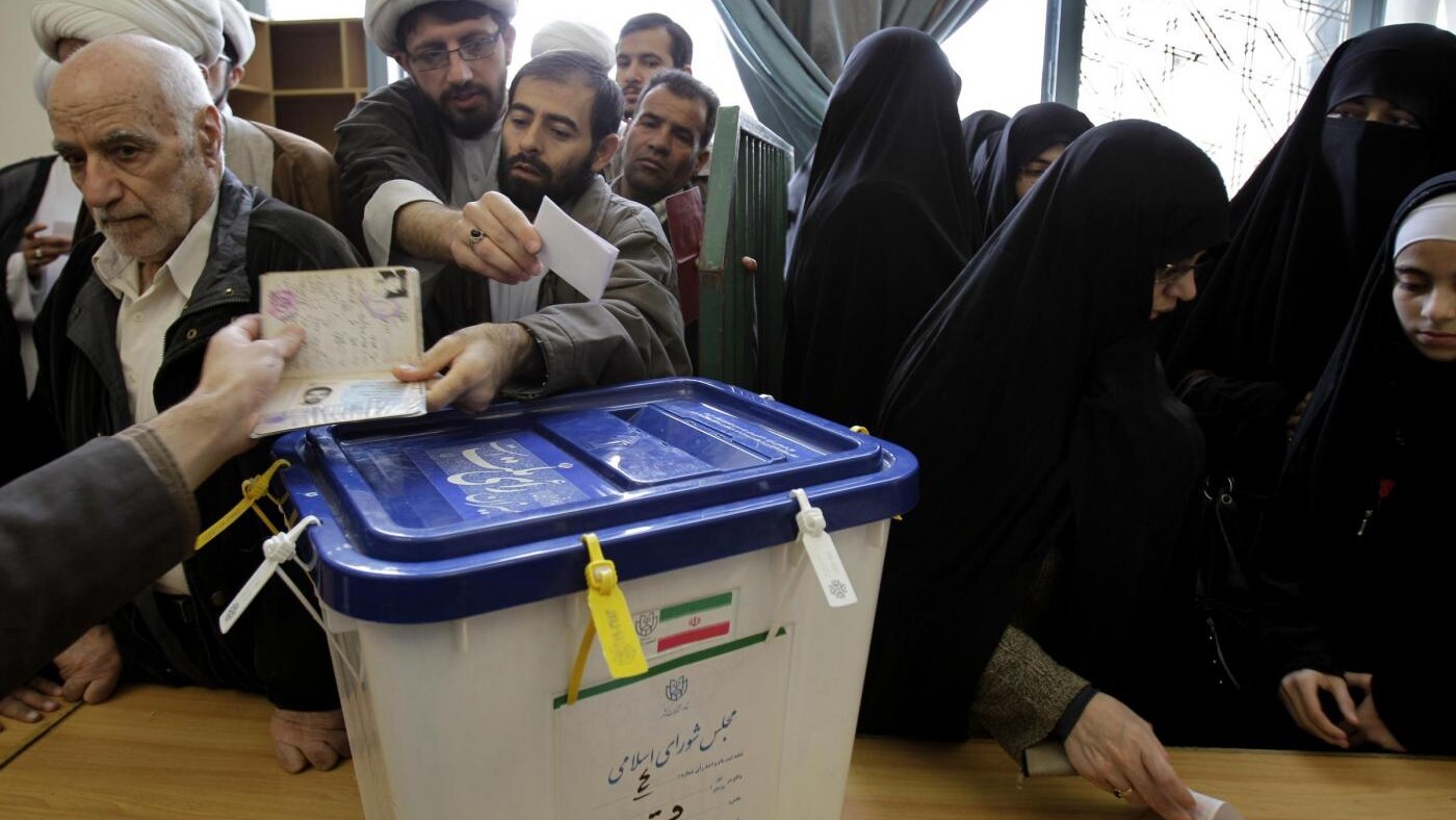 Ieri sera si sono chiusi i seggi elettorali per le elezioni del nuovo parlamento iraniano, secondo i dati ufficiali affluenza oltre il 65%. Dalle prime notizie non ufficiali invece si prospetta una vittoria dei tradizionalisti legati alla Guida suprema Ali Khamenei contro gli esponenti del Presidente in carica.