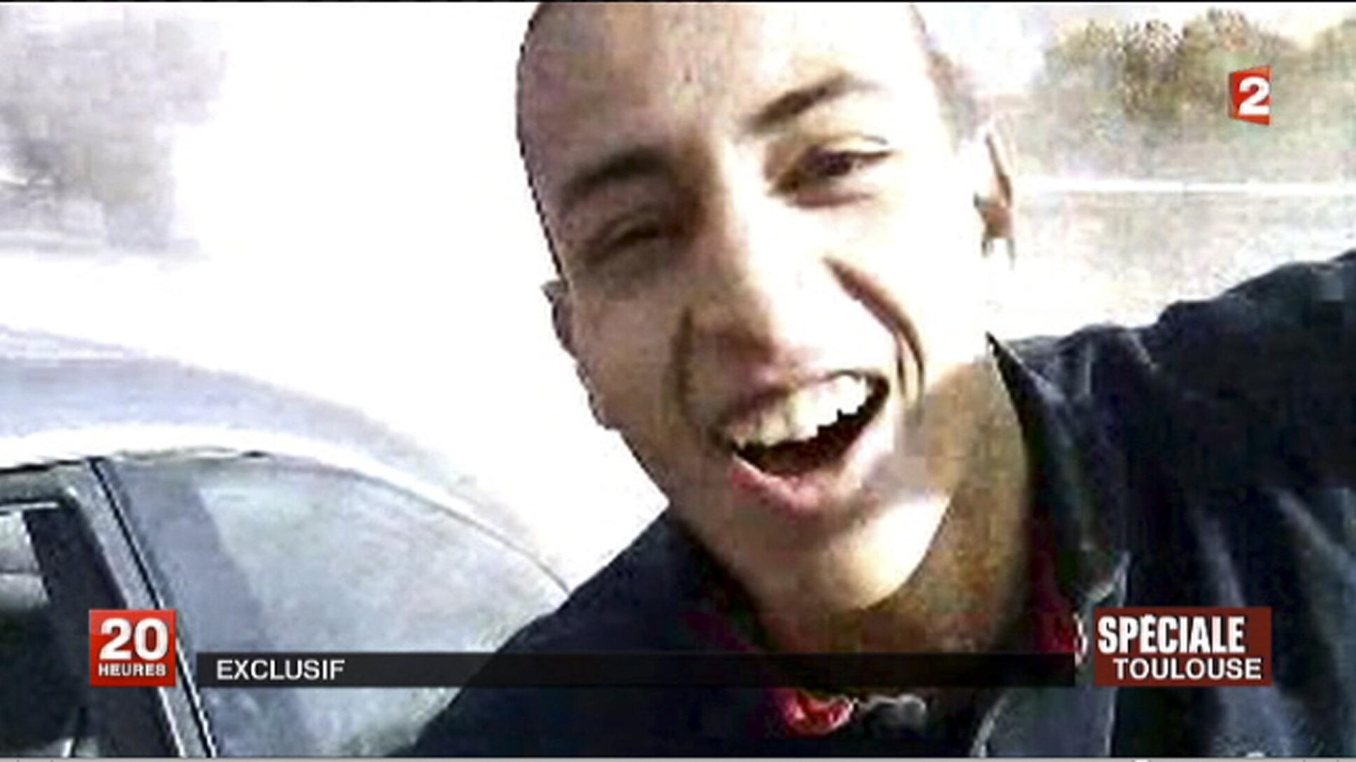 Il fratello maggiore del killer di Tolosa, ucciso ieri dopo un lungo assedio, ha fatto sapere di non rimpiangere nulla e di approvare il gesto di Mohamed. I suoi sentimenti fanno discutere mentre in Francia di scatenano le critiche sull’operato della polizia.