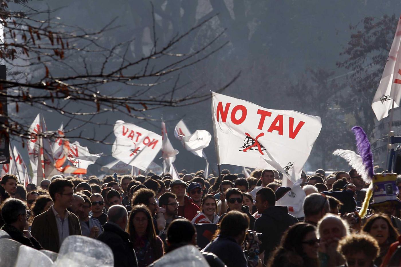 Dopo la giornata di ieri con manifestazioni in tutta Italia, oggi il movimento No Tav tornerà sul cantiere della ferrovia con una marcia pacifica che partirà da Giaglione per arrivare alle recinzioni in Valle Clarea.