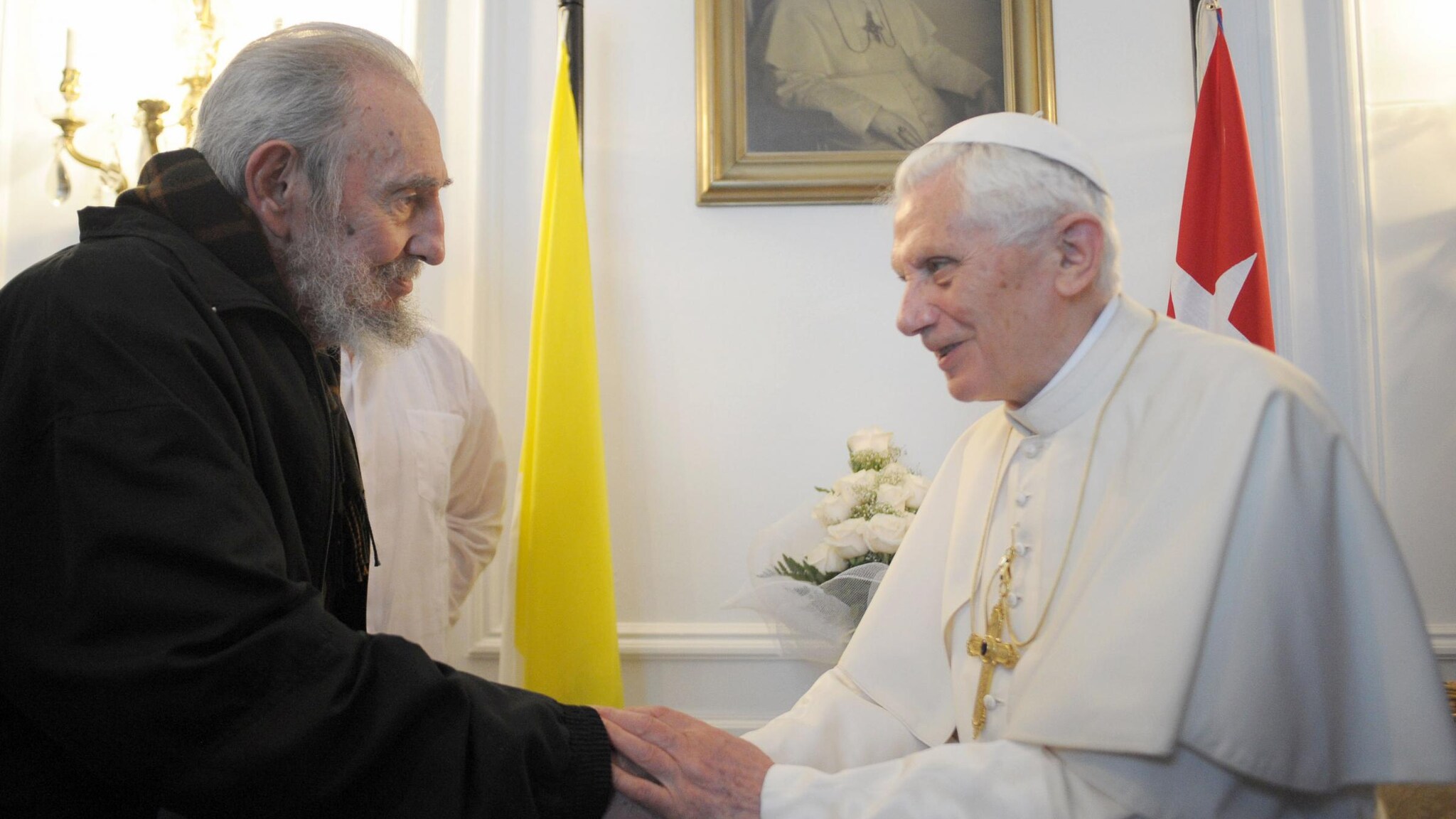 Mezz’ora di conversazione tra il Pontefice, all’ultimo giorno del suo viaggio nell’America latina, e il leader della Rivoluzione cubana Fidel. Poi il saluto, alla presenza di Raul Castro, prima di abbandonare il Paese: “Più libertà alla Chiesa”.