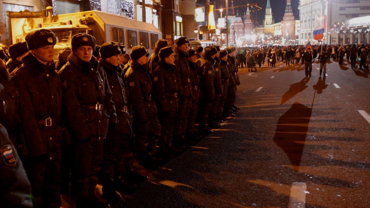 Dopo la diffusione dei video che documentano brogli elettorali e la denuncia degli osservatori internazionali gli oppositori sono scesi in piazza in numerose città russe. Ad attendere i manifestanti numerose forze di polizia che hanno compiuto qualche centinaio di arresti, gli oppositori però fanno sapere che le proteste continueranno anche nei prossimi giorni