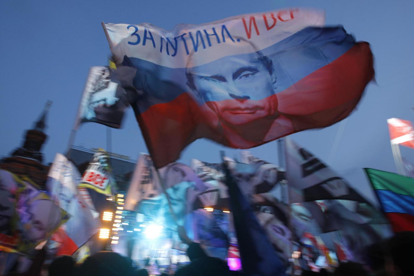 Dopo le proteste di piazza delle opposizioni e i numerosi arresti, Putin ammette le irregolarità nel voto e si dice disposto ad accertare i fatti. Intanto scarcerati i manifestanti arrestati ieri compresi i leader della protesta che annunciano nuove manifestazioni nei prossimi giorni.