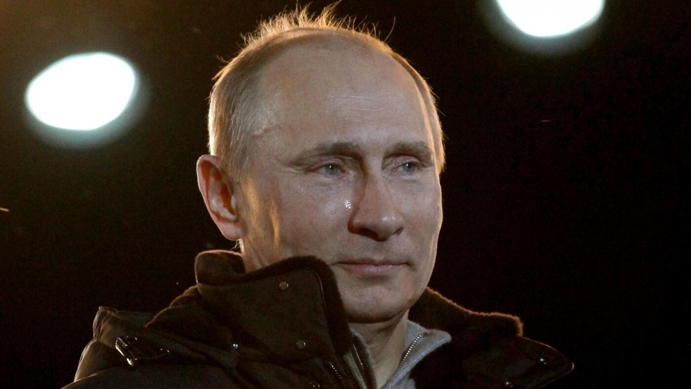 Putin torna al Cremlino ma le opposizioni accusano brogli elettorali dimostrai da numerosi video ripresi dalle telecamere piazzate in molti dei seggi in cui si è votato ieri in Russia. Le opposizioni accusano il Presidente di aver gonfiato i voti reali e sono pronti ascendere in Piazza.