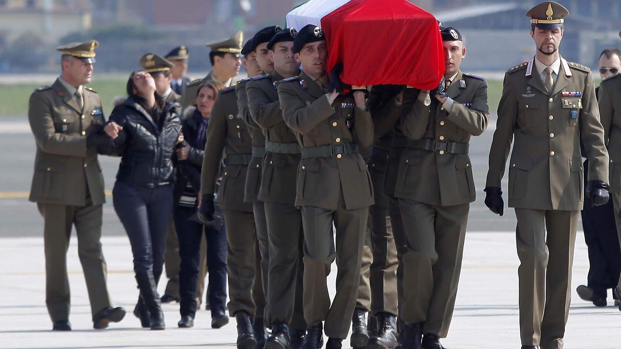 Il feretro, avvolto nel tricolore, è arrivato a Roma accolto dalla commozione della famiglia e delle istituzioni, oggi i funerali di Stato. In Afghanistan, intanto, ancora un agguato contro le truppe Nato, uccisi due inglesi.