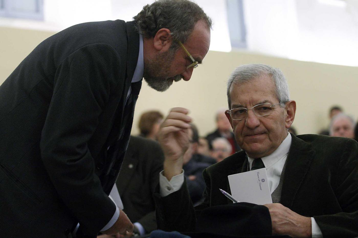 Pdl, Pd e Terzo Polo preparano una nuova bozza di riforma costituzionale che, tra maggiori poteri al Premier, il superamento del bicameralismo perfetto e nuove regole per i lavori del Parlamento, lascia aperto il nodo della legge elettorale.